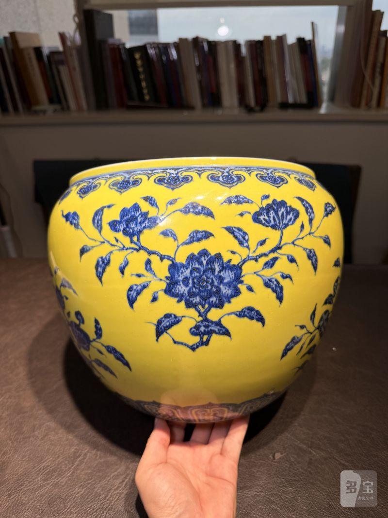 清乾隆 黄地青花折枝花卉纹缸 - 图6
